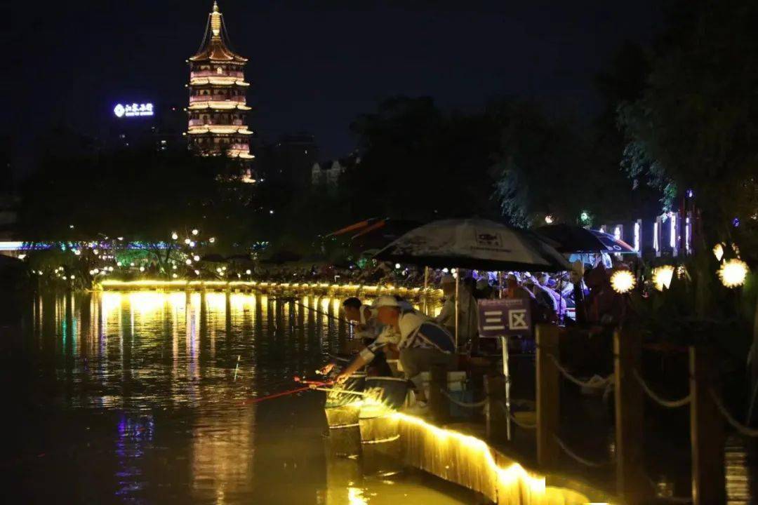 随着夜幕降临,霓虹点亮,郁郁葱葱的三水湾垂钓中心摇身一变为绚丽多彩