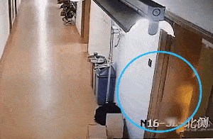 一名博士后实验人员头发着火