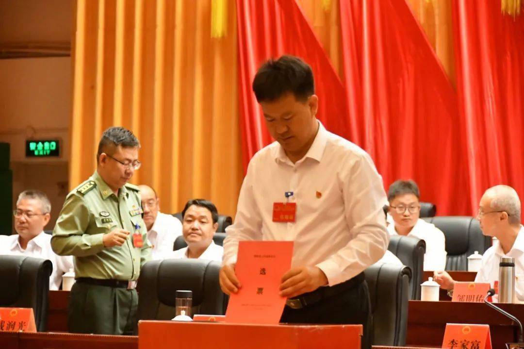 詹道斌当选为通海县人民政府县长