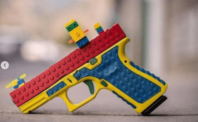 毁童年!美犹他州推出酷似乐高真手枪,乐高公司要求停止生产