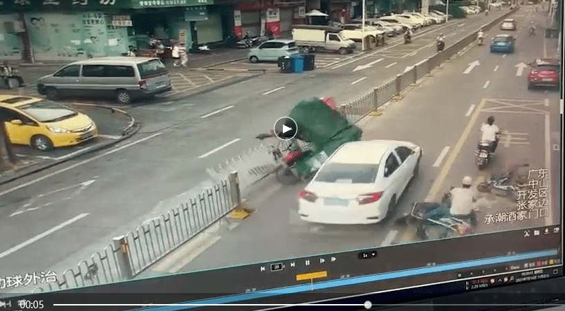 发生一起重大车祸!警方已前往调查!