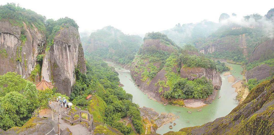 游客观赏"双世遗"武夷山的九曲溪美景.通讯员 吴心正 摄