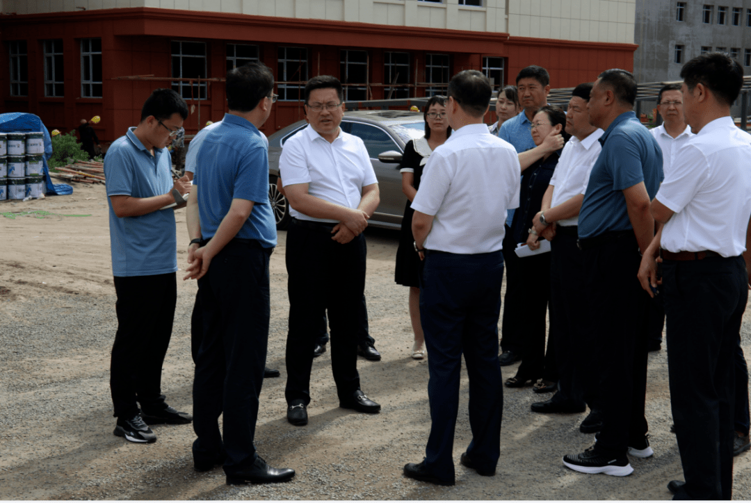 科尔沁区委书记徐天鹏到第三中学新建校区调研