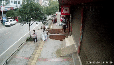 事故骇人的车祸你永远不知道下一秒生活给你带来的是惊喜还是惊吓