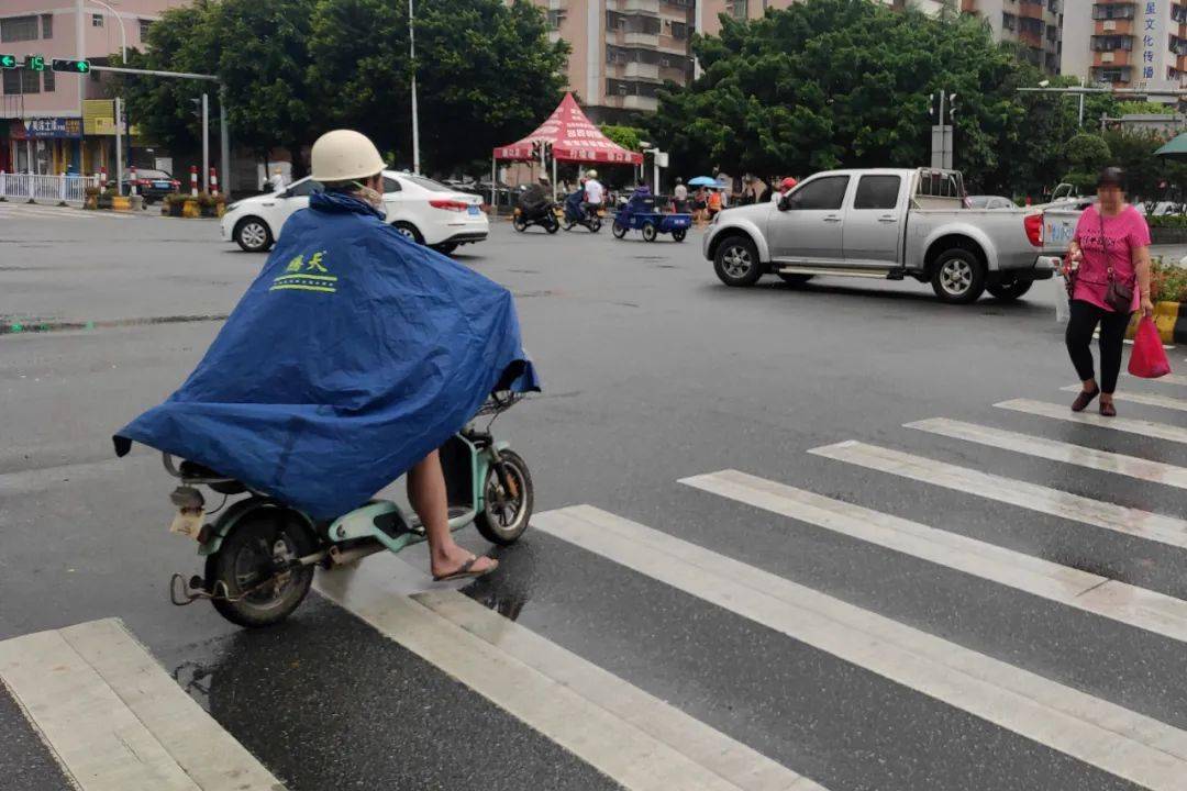 电动车,自行车过斑马线须下车推行!