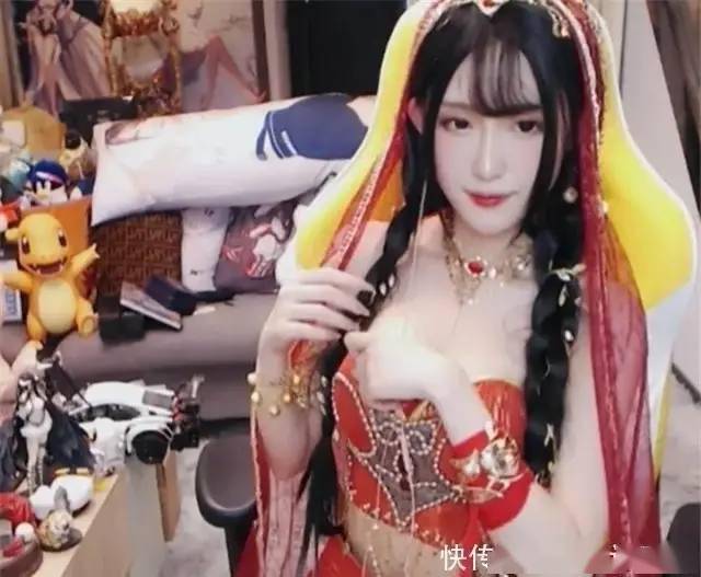 网红腐团儿穿上肚皮舞服装,男主播连麦要看动漫摇,她无奈再次起舞