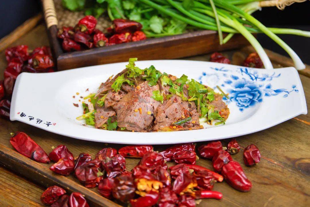 正宗的盐边牛肉,采用经典的川菜调味方式,既保持了食材的原汁原味,又