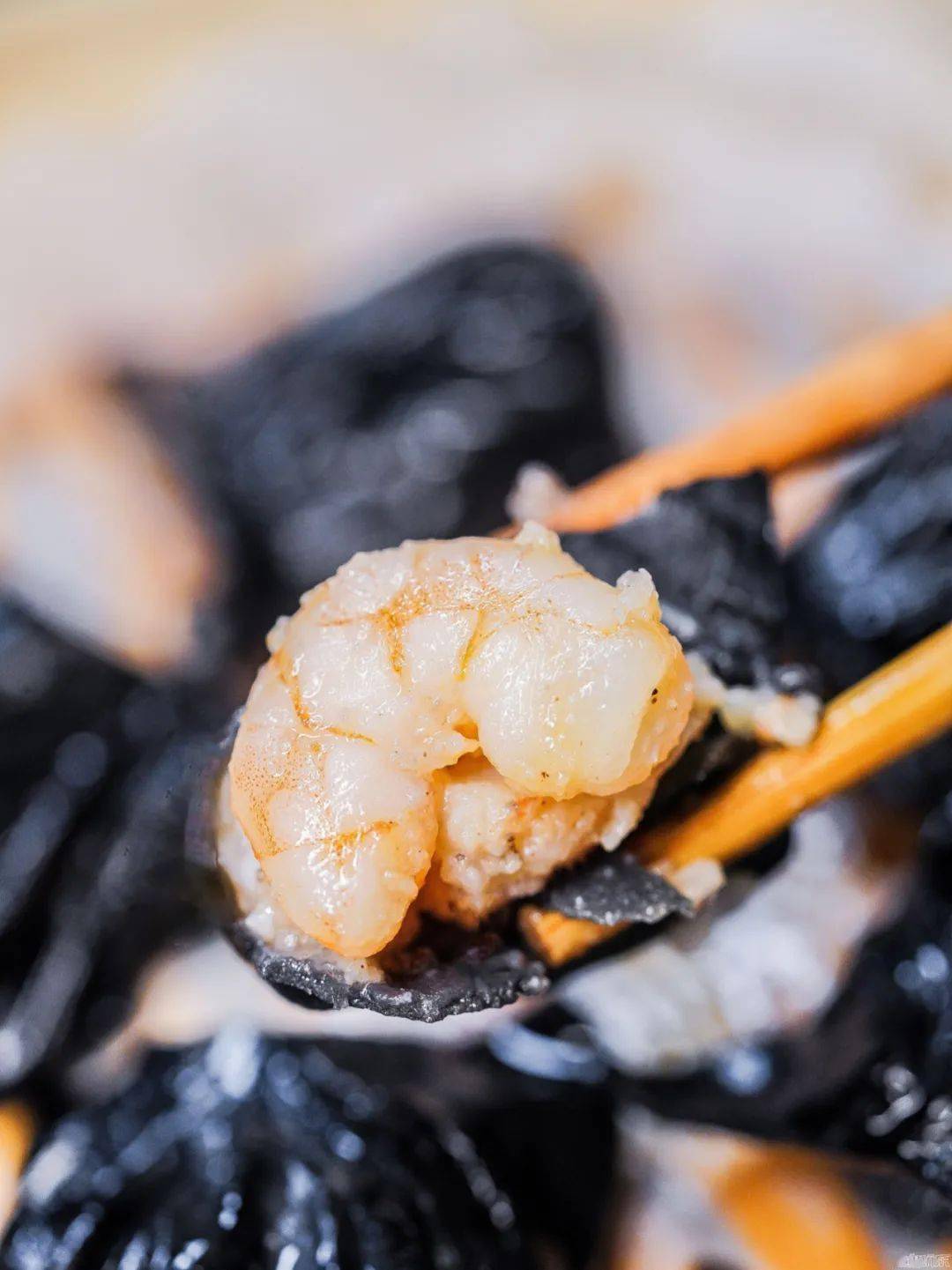 这款黑松露虾饺特地选用云南黑松露加入内馅,晶莹剔透的黑皮,每一个都