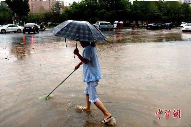 2021年7月21日,暴雨致郑州城区大学南路道路塌方,交通阻断.