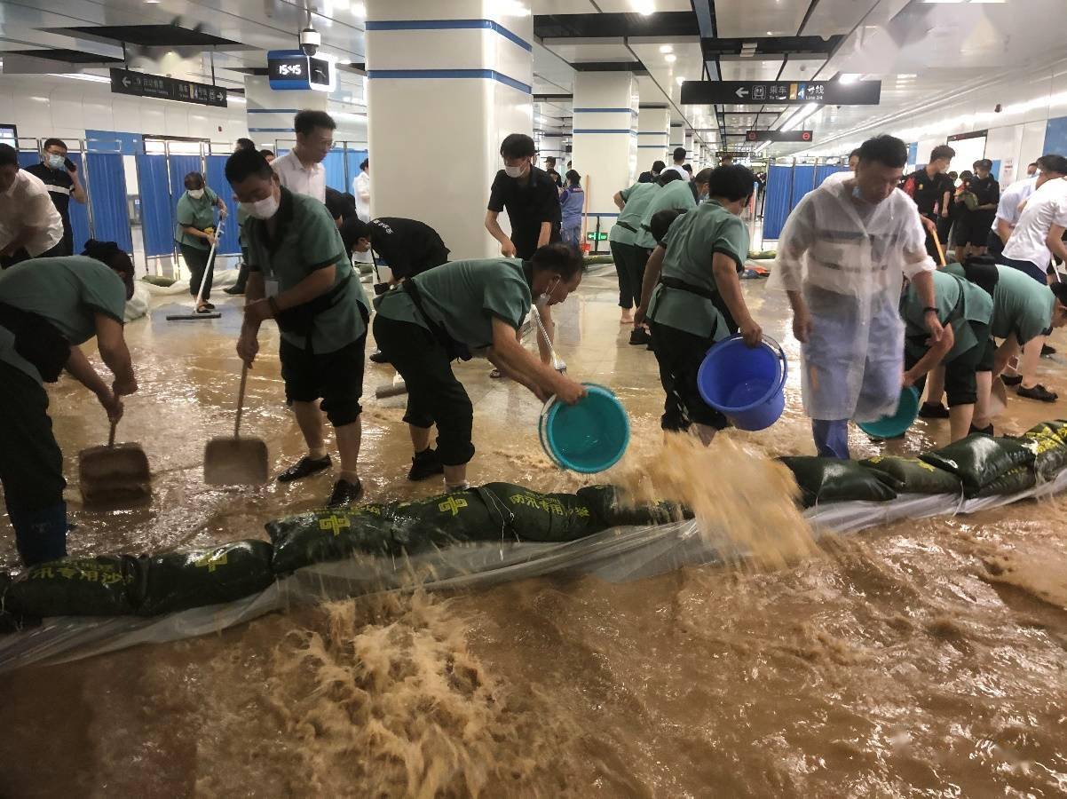 6969由于市区严重内涝,造成了郑州市地铁,民航交通等受到严重影响