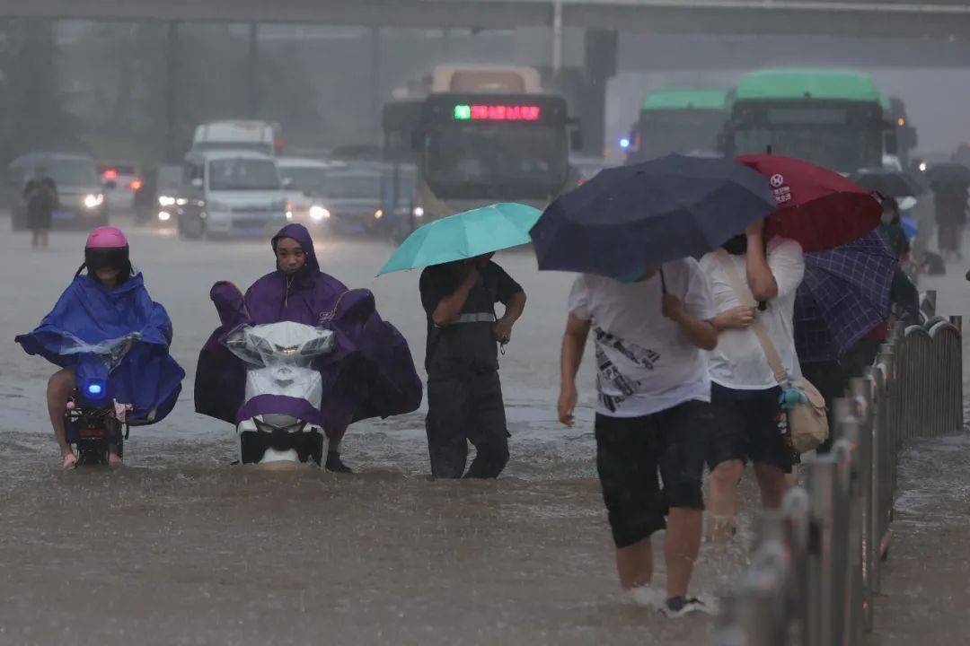 揪心极端暴雨千年一遇河南郑州3天下了1年的雨武警官兵紧急救援5号线