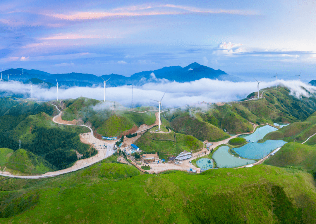 北湖区境内旅游资源丰富,万华岩,仰天湖大草原,龙女温泉等美景引人入