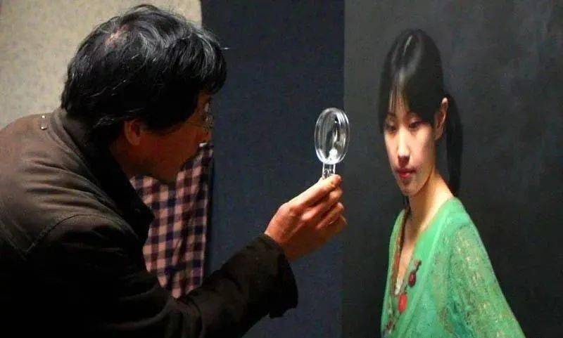 61岁大爷自学成才,用一支彩铅pk冷军,超变态逼真作品令人发指!