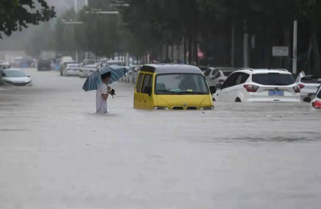 近日 河南持续遭遇大范围强降雨天气 郑州等地出现特大暴雨 多个国家