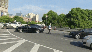 桥西往东方向 已实行交通管制 大量车辆右转到潇湘大道 目前交警已