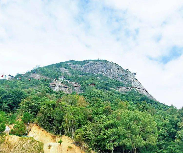 粤龙山风景区位于高州市山美街道官坑村,地理位置优越.