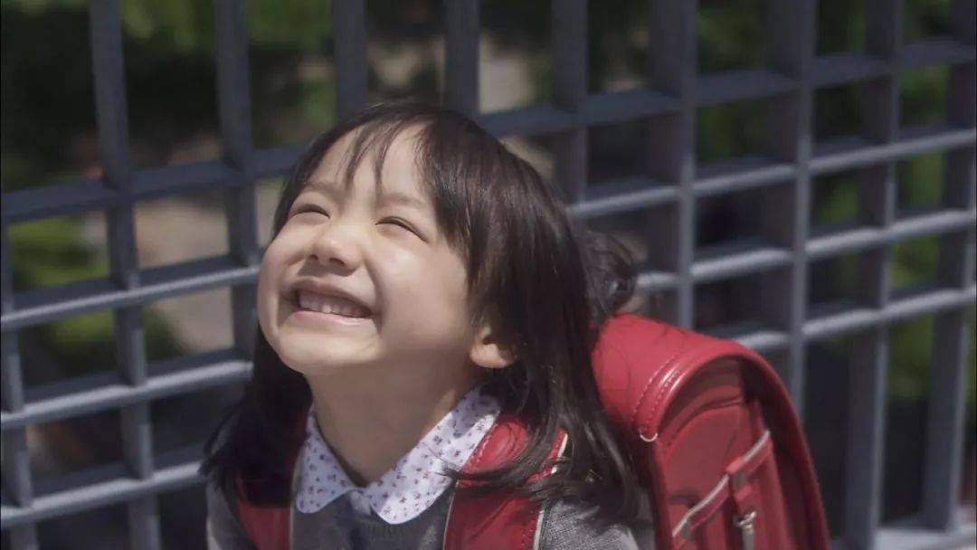 这位笑容治愈满分的妹妹,是来自日本的芦田爱菜.