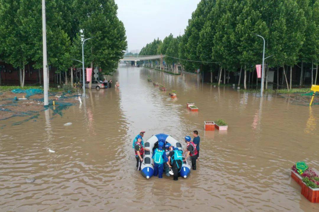 河南郑州暴雨,牵动着全国人民的心.河源日报客家遍寰宇,中原乃故乡!