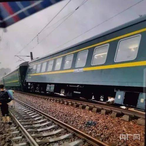 这趟列车20日下午经过河南郑州境内时遭遇强降雨和路基下沉,司机及时