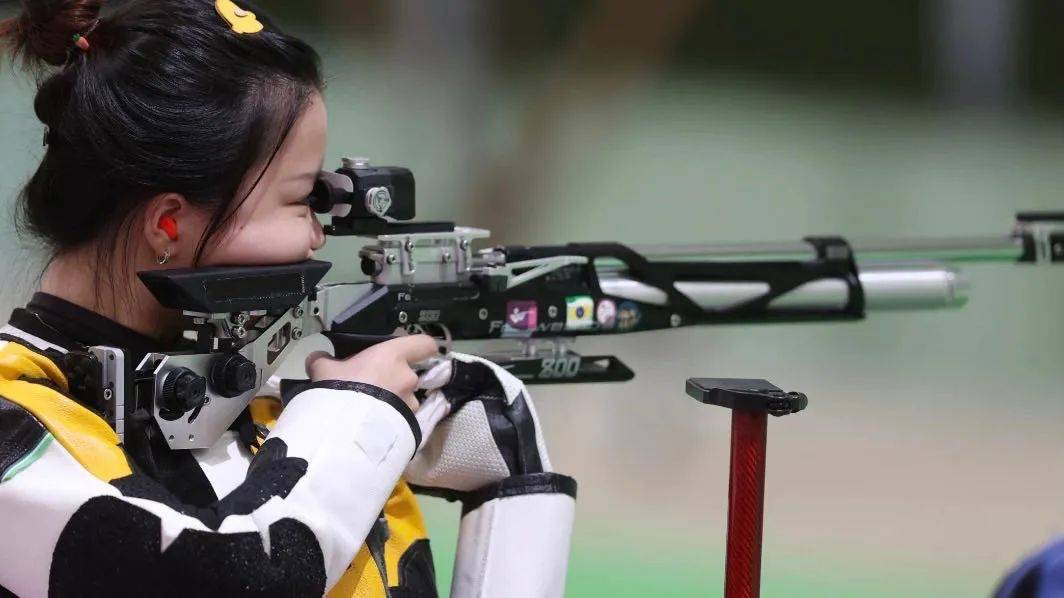 中国射击运动员杨倩10米气步枪摘金!00后清华学霸