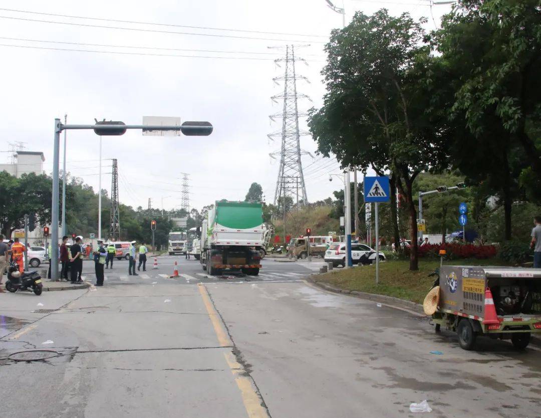 在宝安区广田路与水泉路交汇路口 发生一起道路交通事故,造成1人死亡