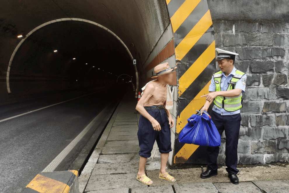 罗城八旬老人腿脚不便 交警护送回家