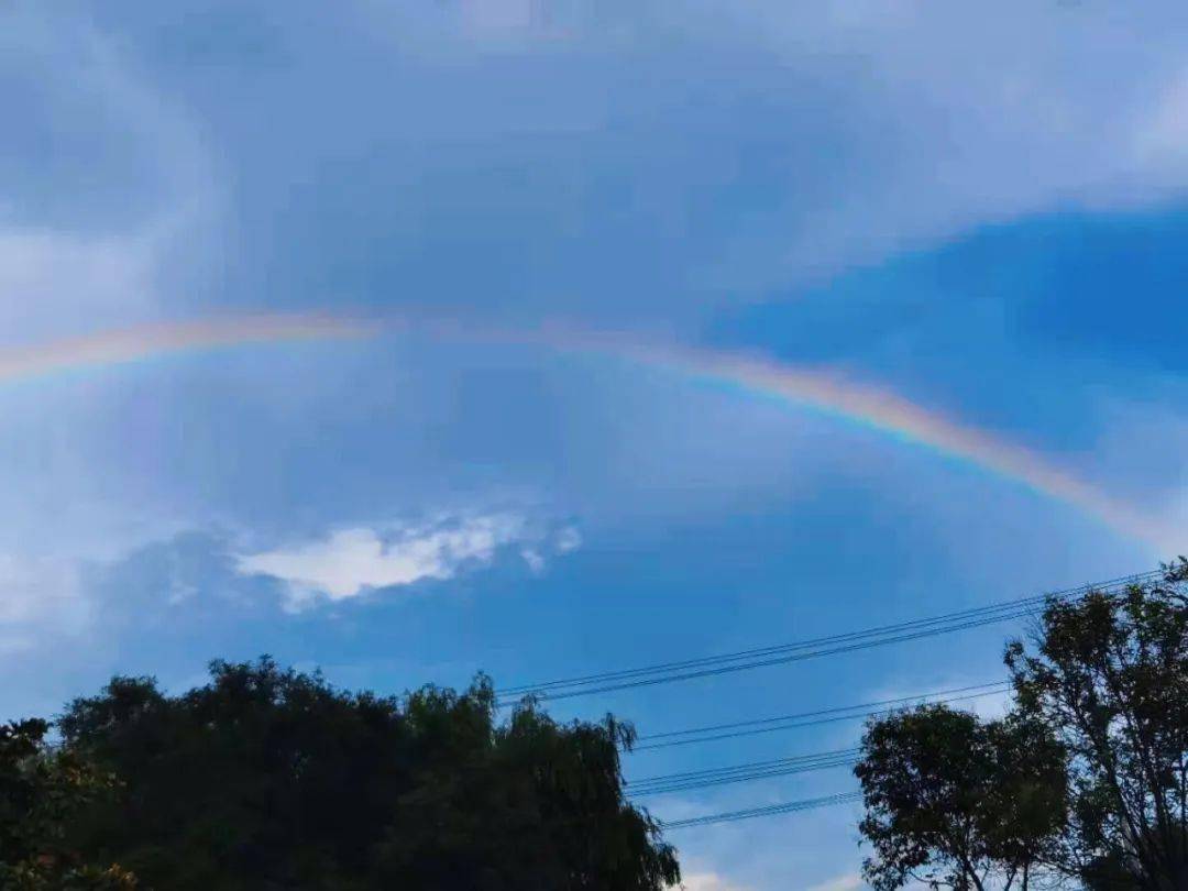 放学前下了一场突如其来的雨 为燥热的夏天降了降温 雨后升起的彩虹