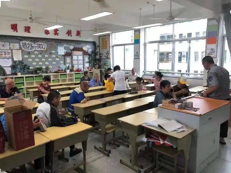 临海桐屿小学体育馆,食堂及6个教室作为抗台安置点,接纳飞龙湖8号工地