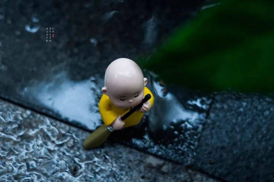 谦虚低调,走得远, 狂妄自大,众人嫌.