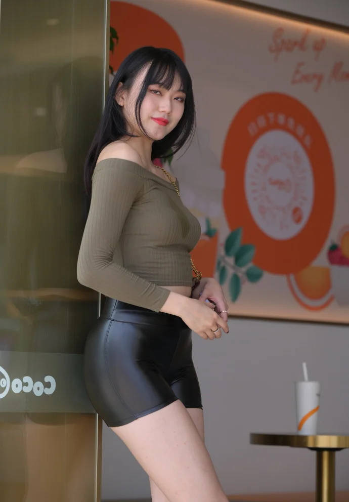 严丝|深绿色一字肩上衣，搭配黑色小皮裤，时尚好看还很有成熟女人味