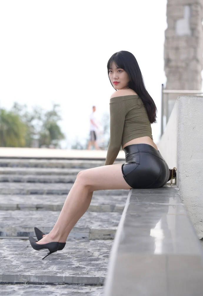 严丝|深绿色一字肩上衣，搭配黑色小皮裤，时尚好看还很有成熟女人味