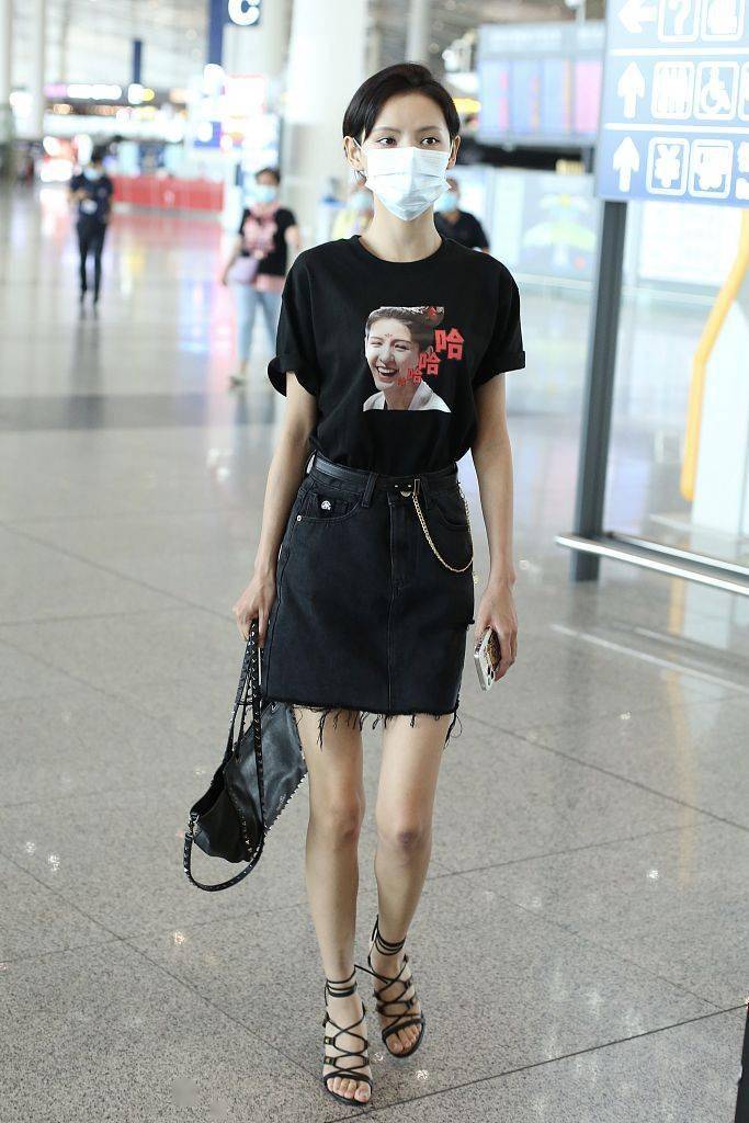 2021年7月27日,北京,张予曦机场街拍. 手拎包:valentino
