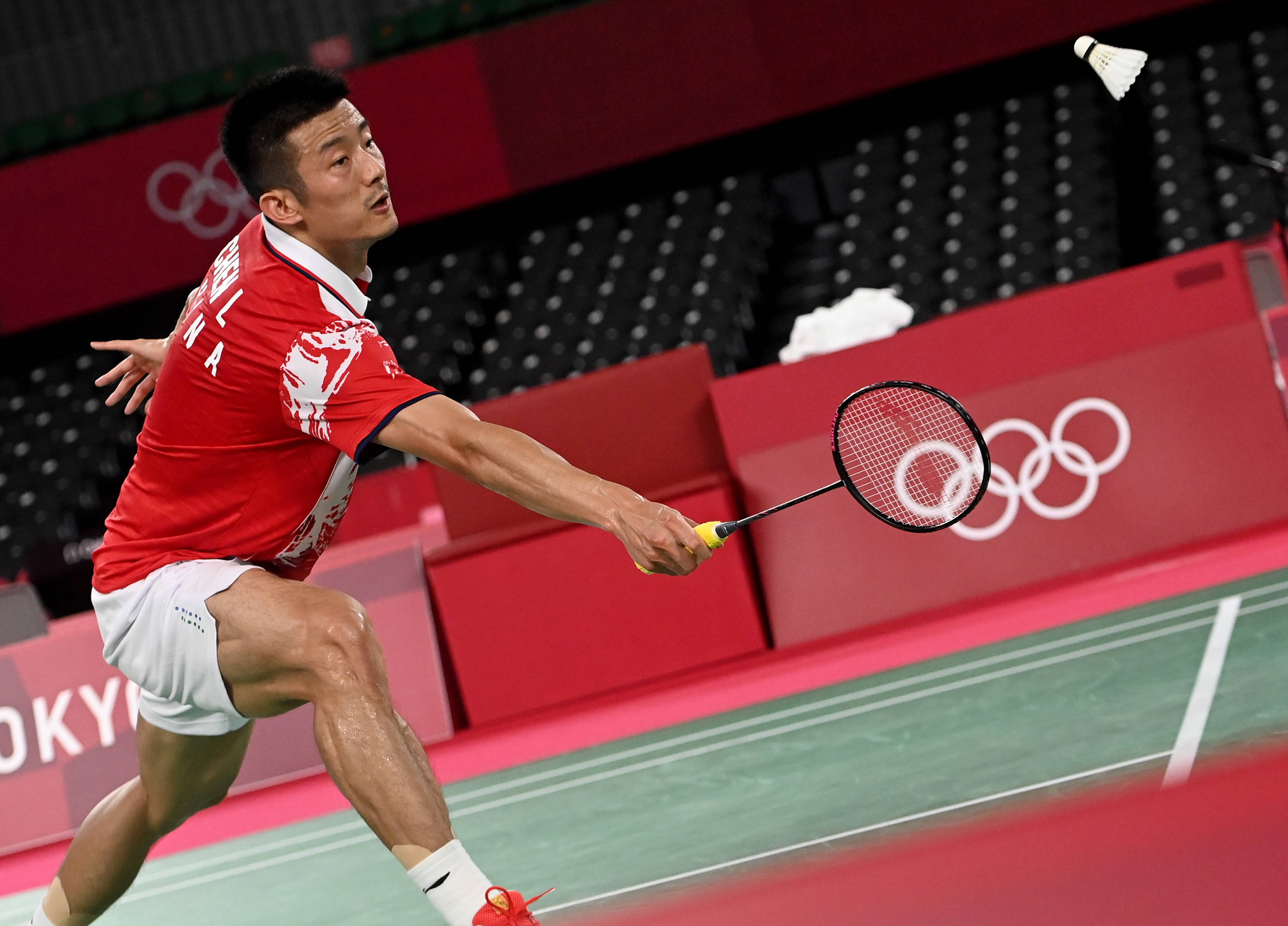 当日,在东京奥运会羽毛球男子单打小组赛中,中国选手谌龙以2比0战胜