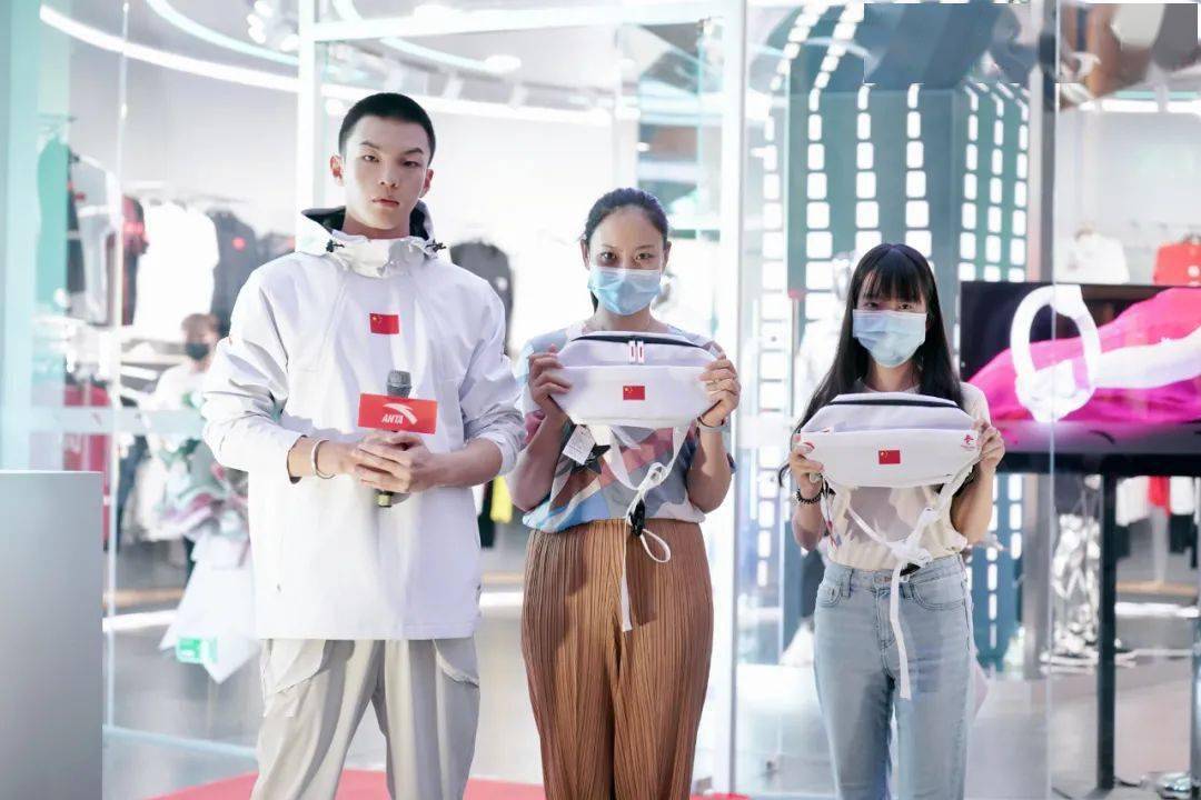 唱作音乐人brantb 白景屹空降安踏王府井快闪店