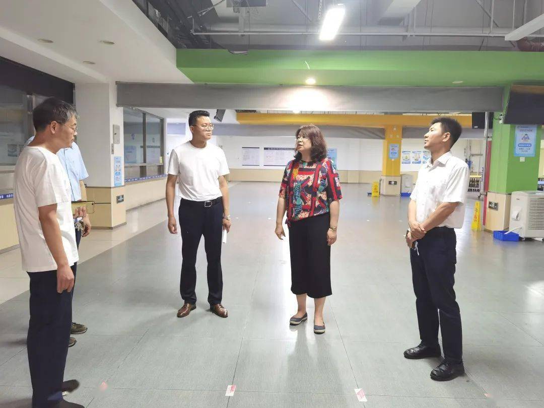 杨鸿清局长检查指导学校防汛防台风工作_市南区