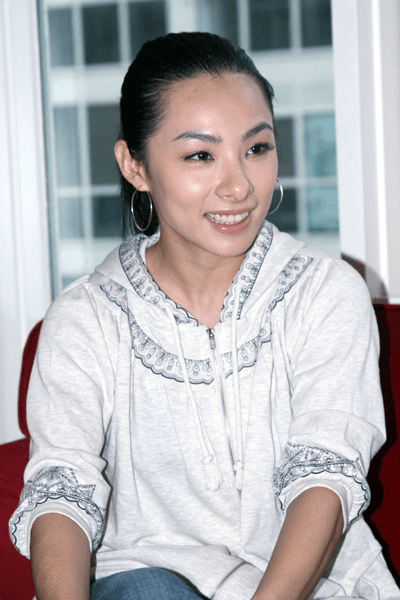 体操女王刘璇为中国队加油穿牛仔裤劈叉生娃后脸部圆润