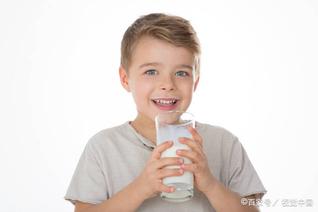 消化道|8种人不适宜喝牛奶，喝错牛奶等于喝毒药，需了解清楚