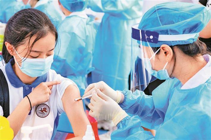 福田区外国语高级中学学生在临时接种点接种新冠病毒疫苗.