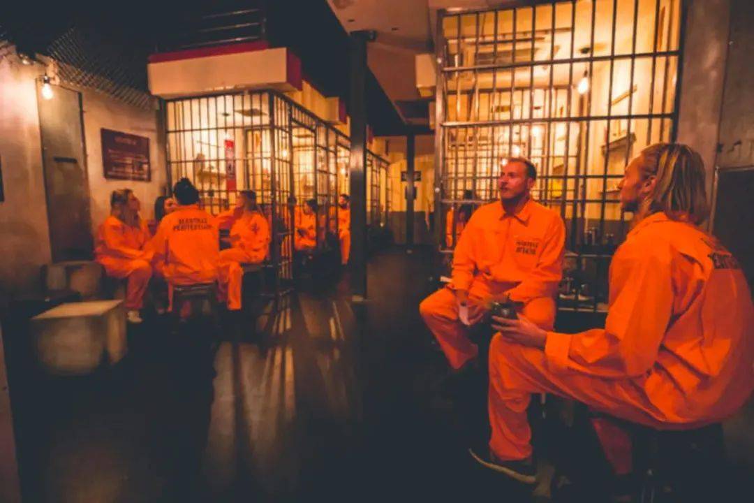 开了一家以监狱为主题的酒吧,可以让客人体验一把牢底坐穿的感觉
