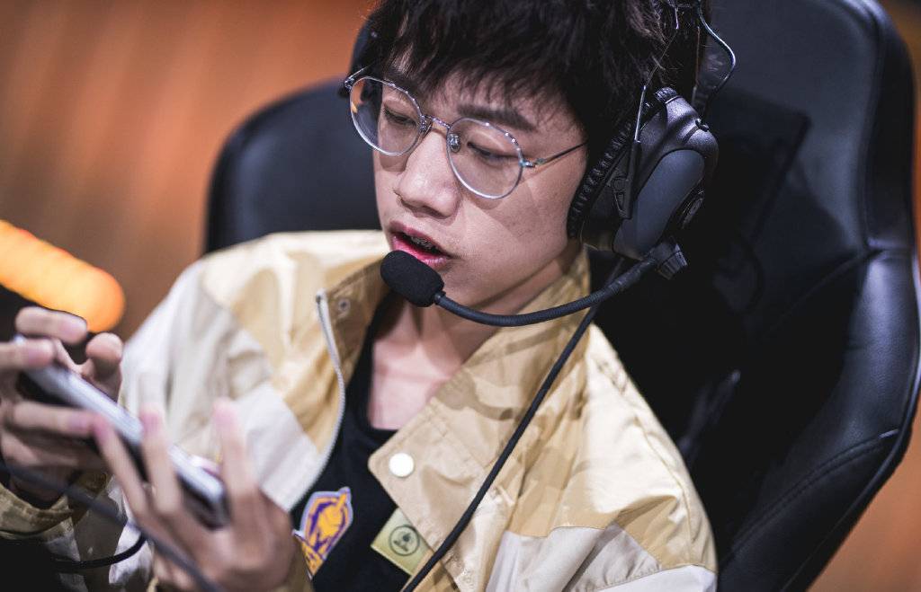 轮换生效却得罪唯粉 小组赛揭幕战中,南京hero久竞惨遭武汉estarpro零
