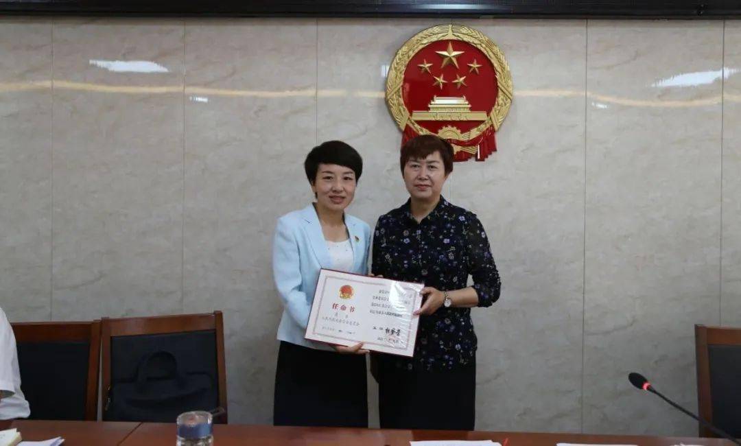 和《康县人民代表大会常务委员会任免国家机关工作人员办法》之规定