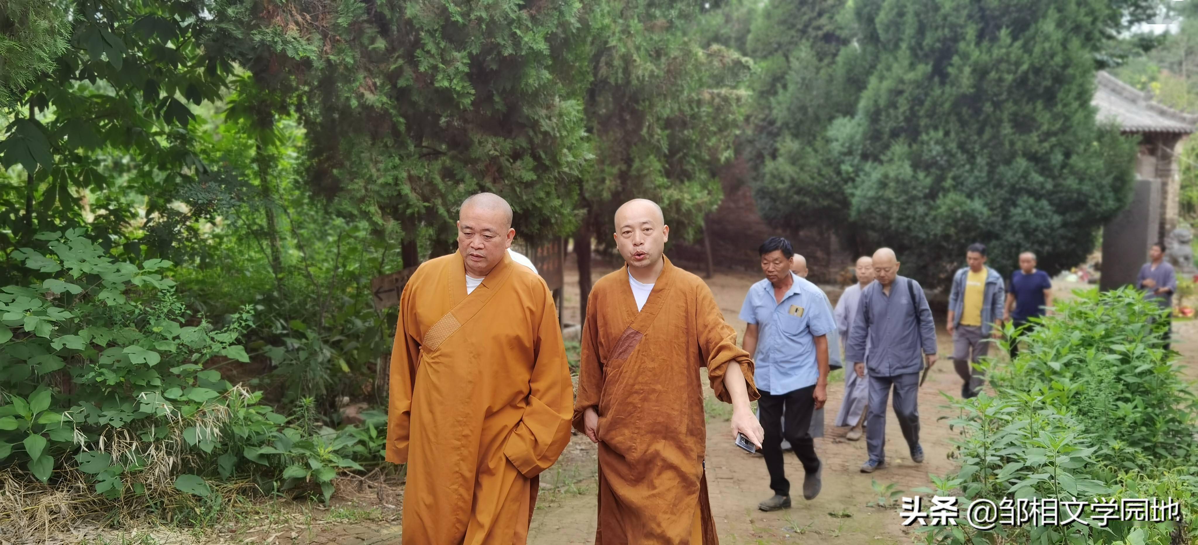 释永信方丈到荥阳洞林寺察看灾情,指导灾后自救