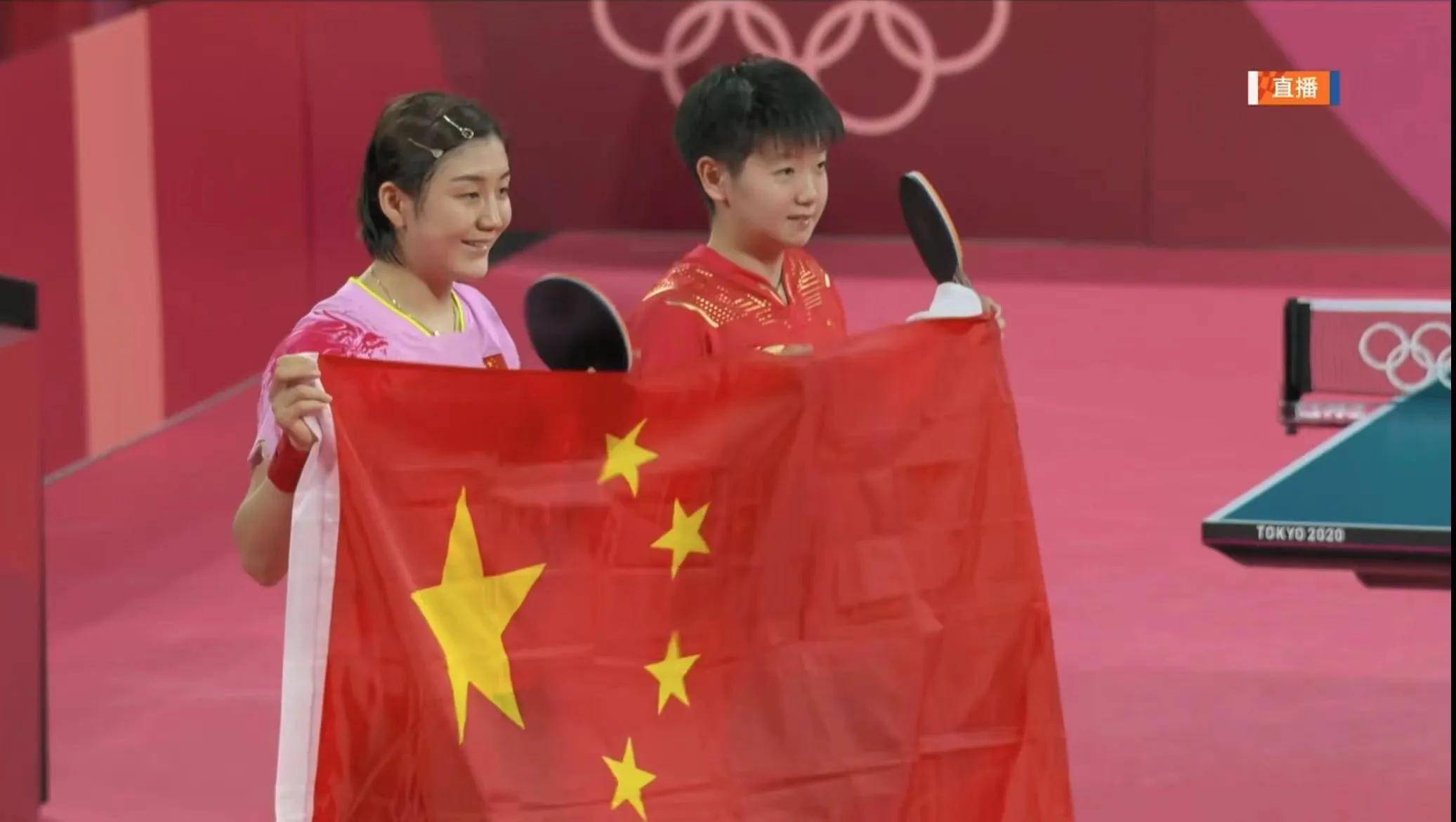 陈梦斩获奥运会女单金牌!陈梦孙颖莎高举五星红旗彰显