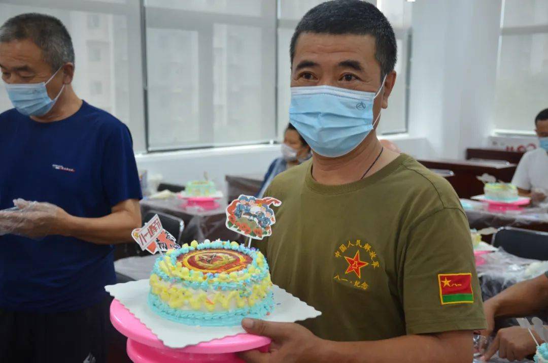 接着,老兵们动手一起diy做八一主题蛋糕并合影留念,共同祝福伟大的