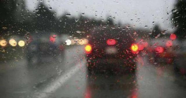 暴雨中沉思_滂沱大雨