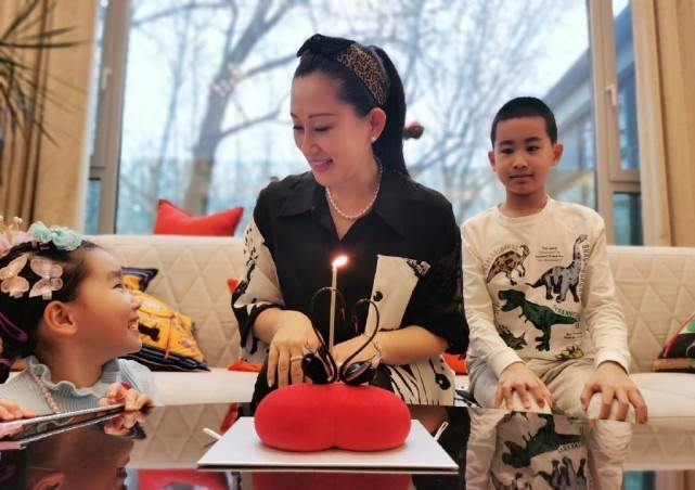 岁数|赵文卓一家好幸福,老婆张丹露气质高级,岁数一大熟女韵味更强