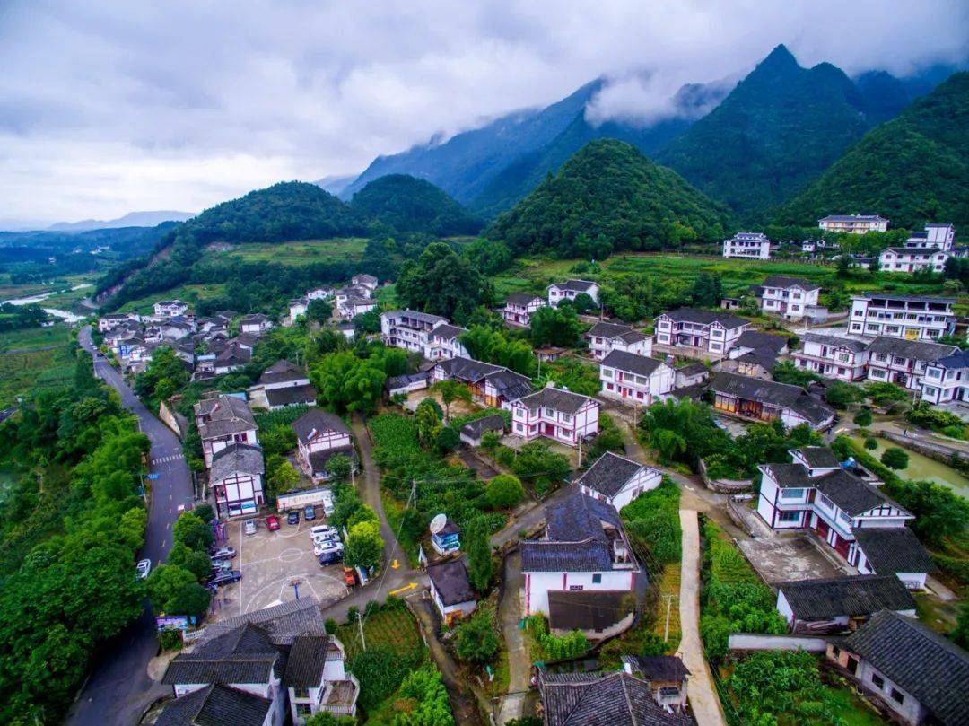 其中 遵义市湄潭县鱼泉街道新石社区等地拟入选第三批全国乡村旅游