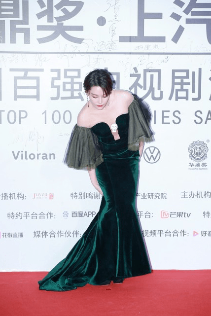 好身材|张馨予长得白穿衣自由,时髦礼服领子“开到胃”,白嫩肌肤真加分