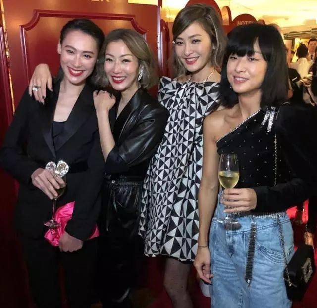 她们一同出席时尚活动,与她们一起的还有周汶锜