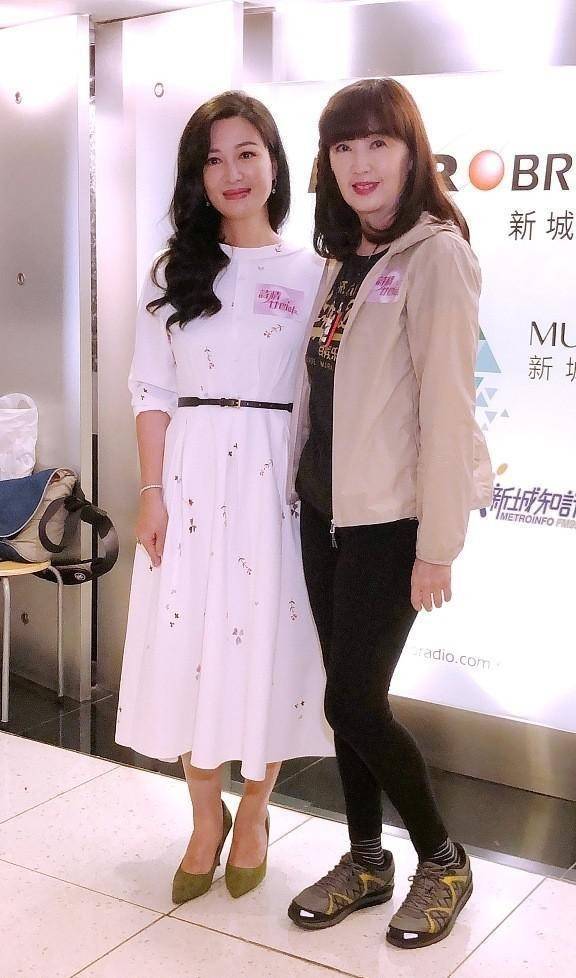 颜色|陈少霞都步入中年了，可婴儿肥看着挺嫩，穿旗袍丝毫不像富太太